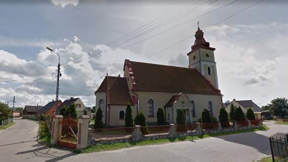 Ksiądz zawiesił tablicę