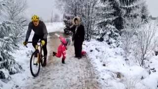 Dziecko kopnięte przez rowerzyste