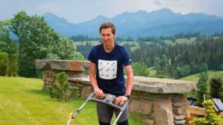 Kamil Stoch kosi trawę przed domem