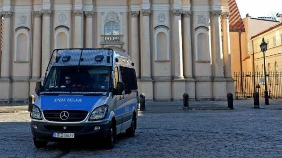 kobieta kościół policja