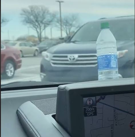 Kobieta zauważyła butelkę na masce swojego samochodu