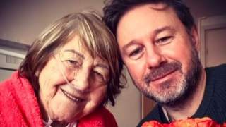 Andrzej Piaseczny boi się o schorowaną mamę