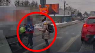 Dzieci cudem uniknęły śmierci pod kołami busa