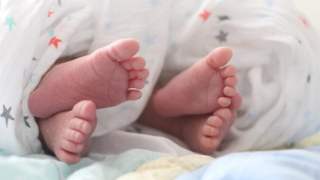 Kobieta urodziła bliźnięta