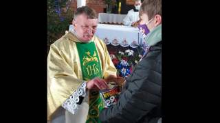 Ksiądz wrzuca na WOŚP pieniądze z tacy