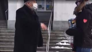 Ksiądz przeganiający wolontariuszkę WOŚP