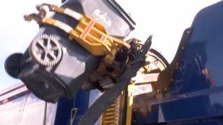 śmieci trafiające do śmieciarki