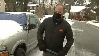 Reporter przy samochodzie w telewizji na żywo