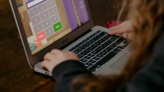 szkoła przekazała laptopy