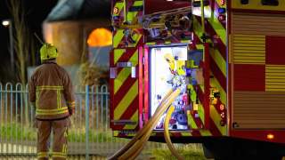 Strażak przy wozie strażackim