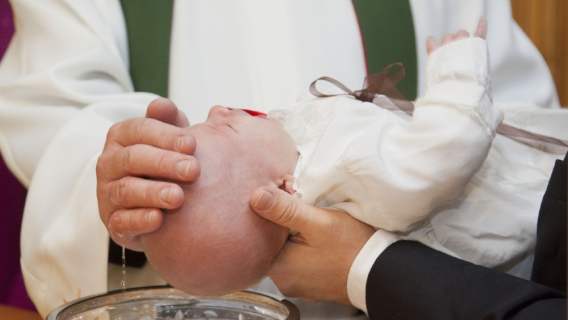 6-tygodniowe dziecko zmarło podczas chrztu. Wiele pytań po obrządku w Rumunii
