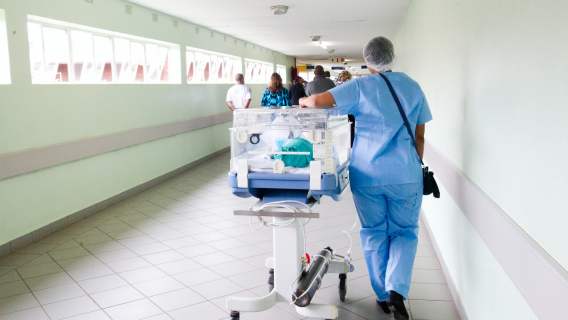 Pielęgniarka na korytarzu szpitala