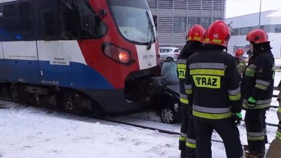 Warszawa: pociąg WKD zderzył się z samochodem. W szpitalu matka i troje dzieci