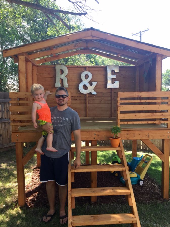 Mężczyzna zbudował domek do zabawy dla syna