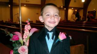 Chłopiec ukryty za ścianą