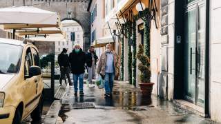 Ludzie w maskach na ulicy