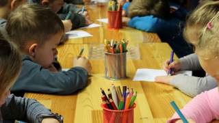 Kobieta przyklejała dzieci do krzeseł