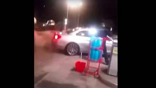 Kobieta na stacji benzynowej