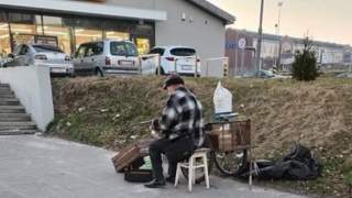 Mężczyzna pod Biedronką