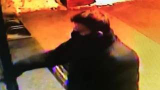 mężczyzna bije bejsbolem