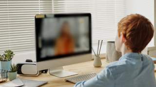 nauczyciel pokazał film