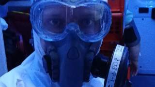 Ratownik medyczny w karetce