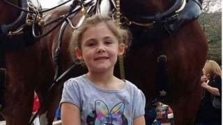 Tata zrobił córce zdjęcie