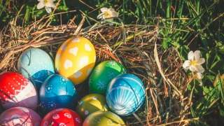 Ludzie w maskach na ulicy