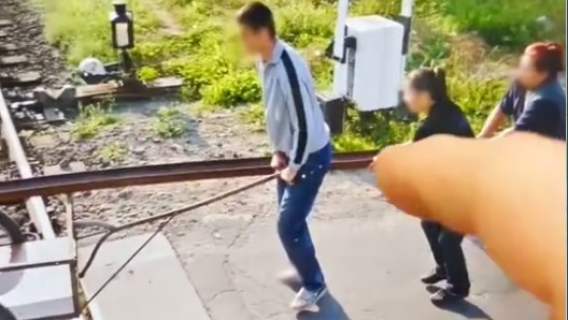 kadr z wideo kradzieży szyn kolejowych