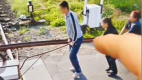 kadr z wideo kradzieży szyn kolejowych