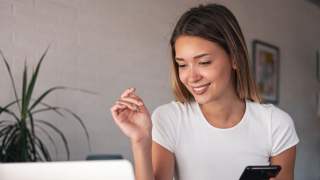 kobieta przy komputerze