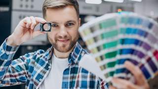 mężczyzna z wzornikiem