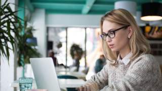 kobieta przy komputerze