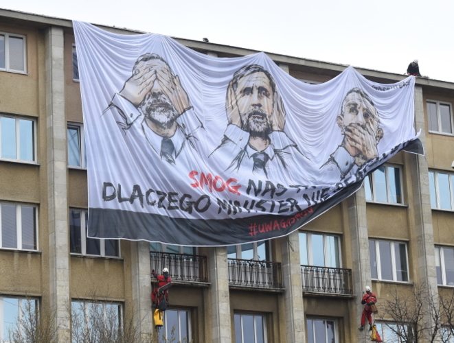 Warszawa: Baner Greenpeace na budynku Ministerstwa Środowiska
