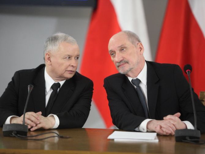 Zespół Macierewicza: przyczyną katastrofy TU-154M były trzy wybuchy