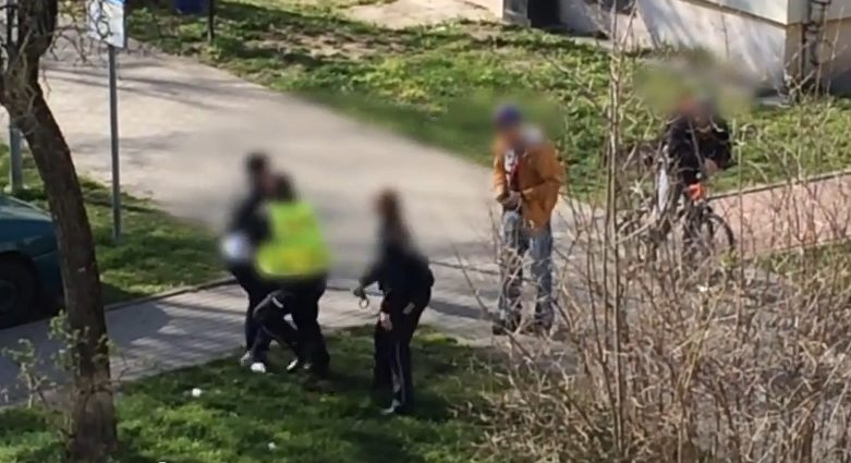 Opolscy policjanci nie poradzili sobie z obezwładnieniem młodego mężczyzny (VIDEO)
