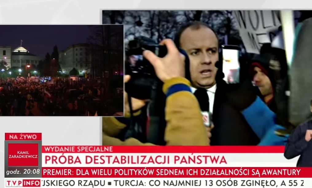 Dziennikarze TVP atakowani przez protestujących. Liderzy opozycji reagują (video)
