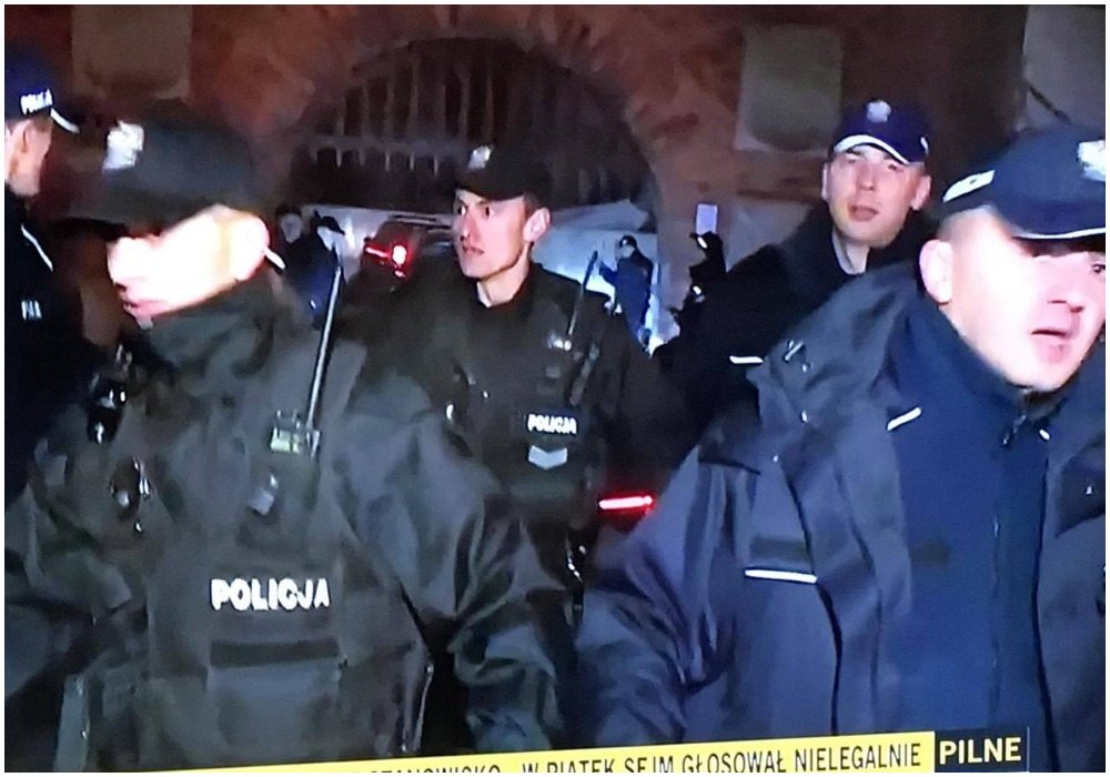 Ostra szarpanina pod Wawelem. Policja musiała chronić Kaczyńskiego