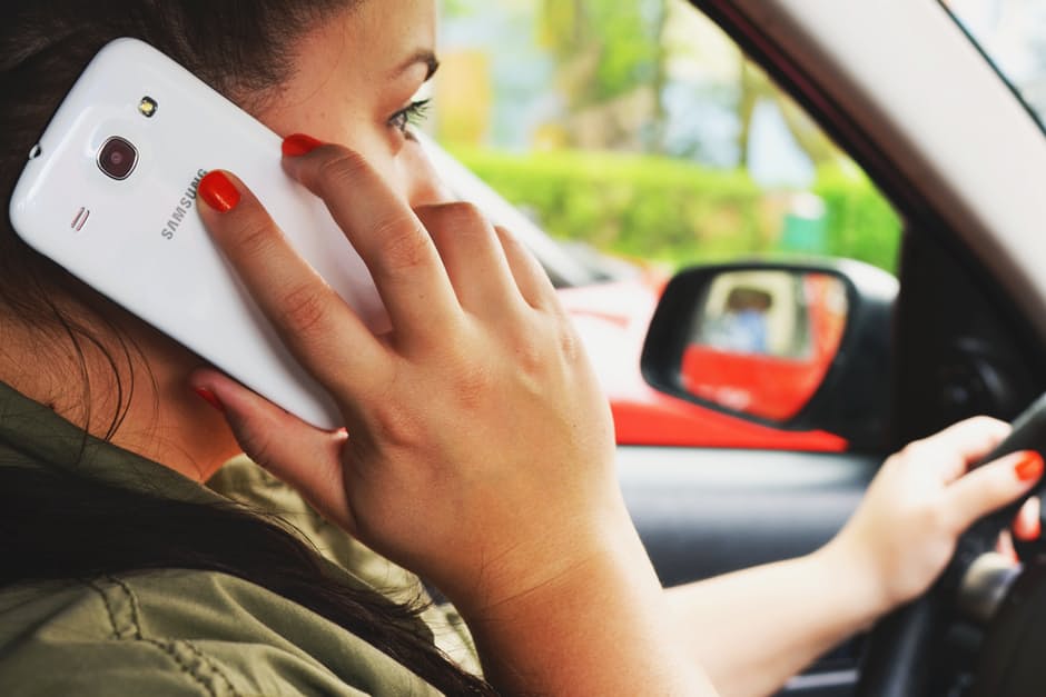 Bez rozmów za kółkiem. Brytyjczycy zablokują sygnał telefoniczny kierowcom