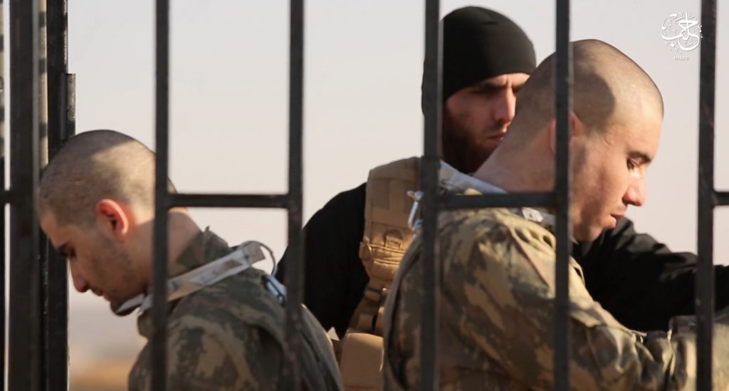 Terroryści z ISIS opublikowali makabryczne nagranie. Pojmani żołnierze zostali spaleni żywcem
