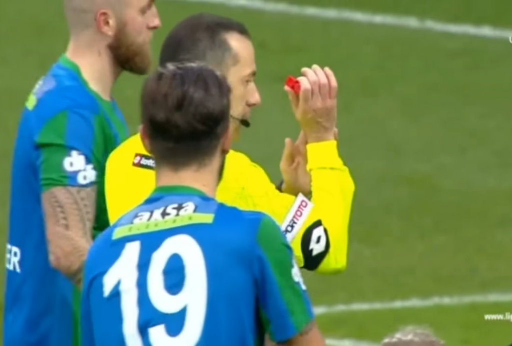 MOCNE! Przypadkowy mężczyzna w ostatniej chwili ratuje matkę z dzieckiem (video)
