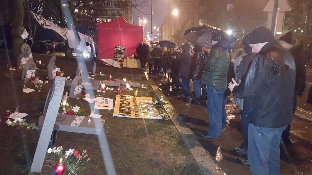 "Pasterka" pod Sejmem. Mróz i ulewa kontra przeciwnicy rządu. Zobacz co się działo (VIDEO)
