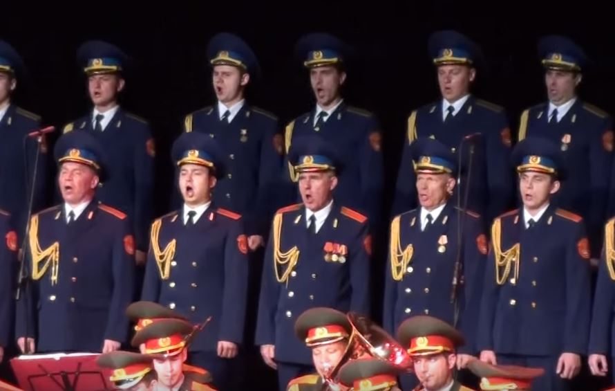 Świat w żałobie. Ich wykonanie "Czerwonych maków na Monte Cassino" wbija w ziemię (VIDEO)