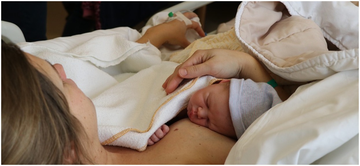 Gorzej niż w więzieniu! Trudno uwierzyć, czym karmią matki na porodówce