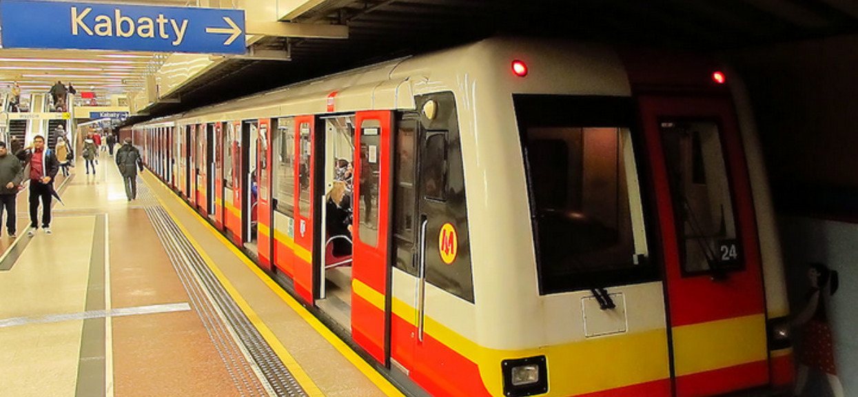 Pilny alarm polskiej policji. Niebezpieczny zboczeniec grasuje przy metrze, próbuje gwałcić i dusić kobiety