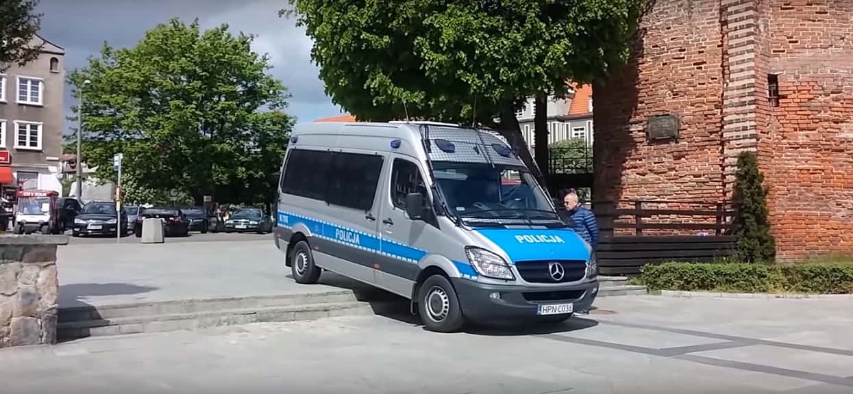 Bestialski atak na przystanku. Brutalnie pobito 13-letniego chłopca, napastnik kopał go w głowę