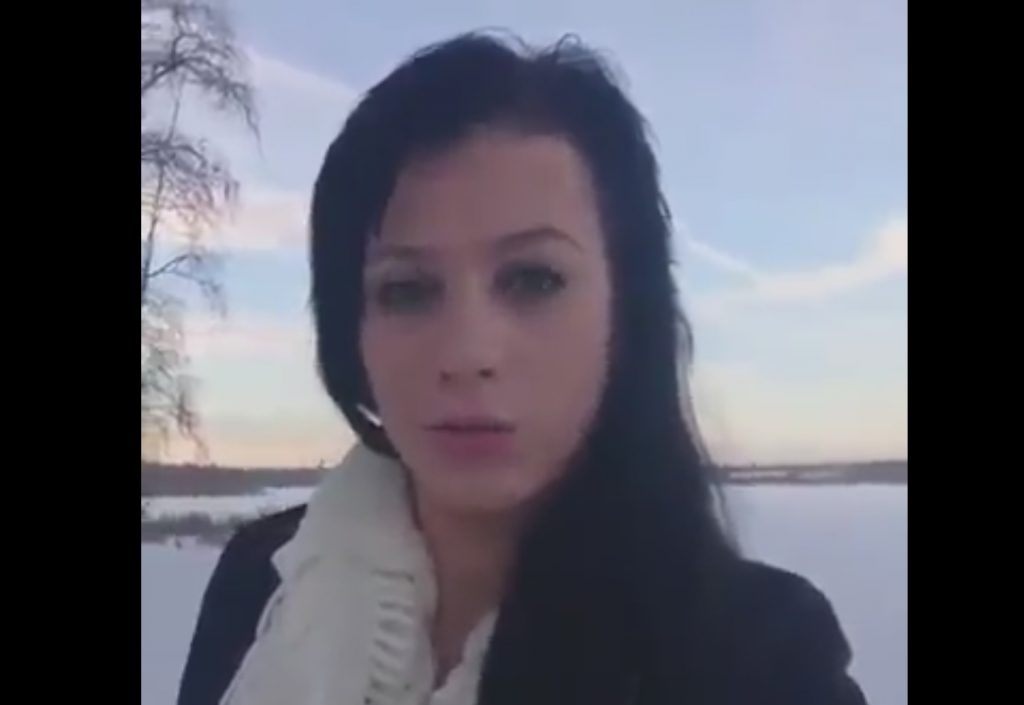 Dostawała pogróżki od muzułmanów. W proteście spaliła Koran (video)