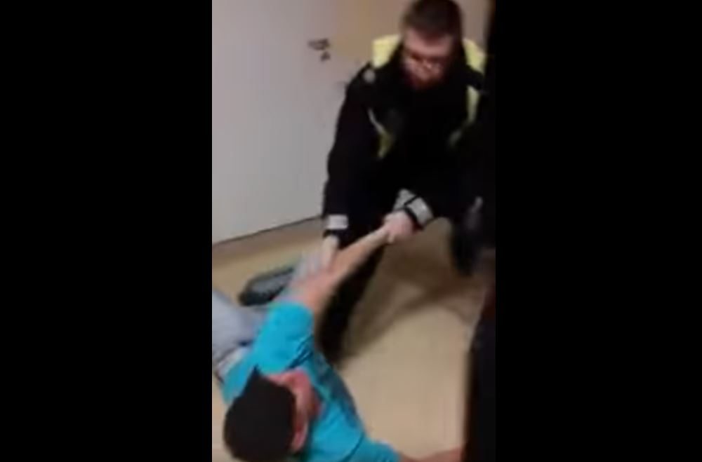 Awantura w szpitalu, policjant rzucił nim jak workiem ziemniaków. "Co wy odp*erdalata?" (Video)