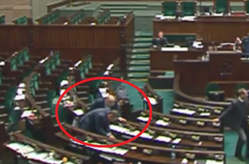 "Znany poseł PO" szabrował w rzeczach posłów PiS? Mamy nagranie (video)