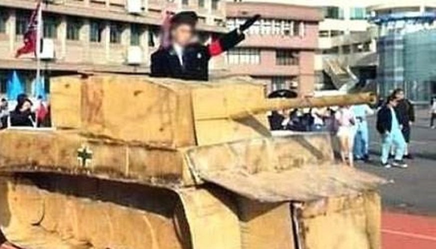 Szkolny skandal z III Rzeszą w tle: Uczniowie przebrani za nazistów. Nauczyciel był Hitlerem (video)